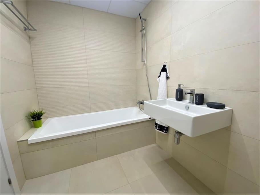 Luxurious Penthouse With Huge Panoramic Terrace Appartamento San Roque  Esterno foto